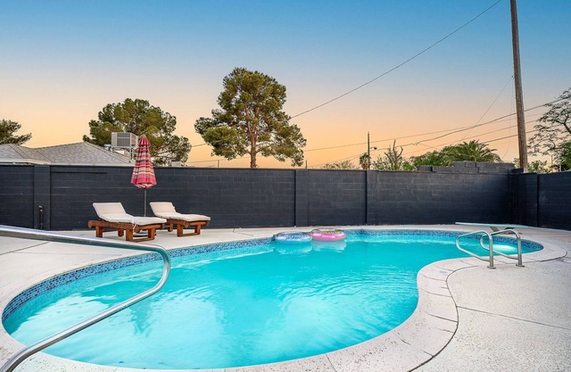 Fabulous 3 bd w/Pool! 10 mins from Strip/Airport!