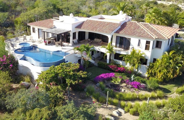 Fabulous and Spacious Ocean View Villa with Golf, Pool and Amenities