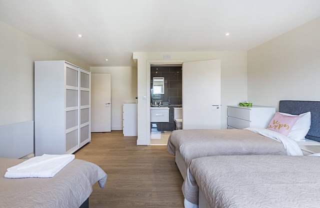 FABULOUS AND SPACIOUS APARTMENT FOR THE LARGER GROUPS OVER LOOKING THE RIVER