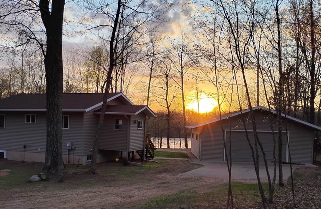 Fabulous fall cabin on Mystery Lake! Cruise on the Pontoon, Kayak & Fish!