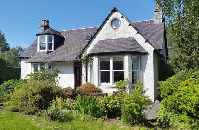 Fabulous house with sun-doors and patio - Large mature garden. Mountain views.
