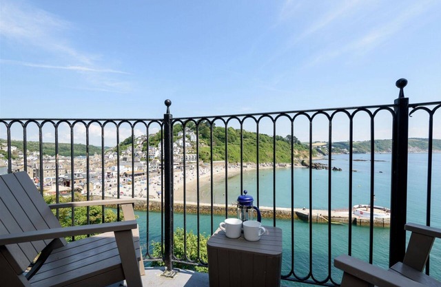 Fabulous sea front apartment for 6 with parking