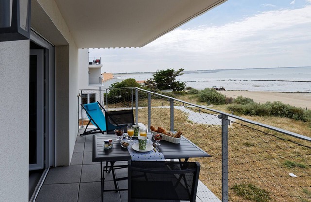 Facing the sea - 50 m from the beach