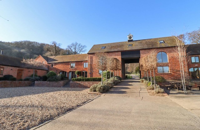 FAIROAKS BARNS, pet friendly, luxury holiday cottage in Ledbury