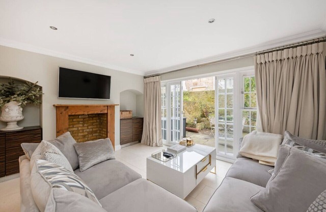 Fairytale Garden House - Next to Victoria Station and Pet Friendly