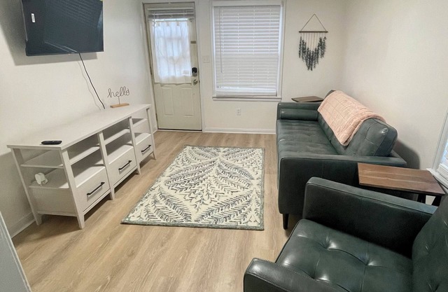 Falcon’s Corner Retreat; cozy ground floor apt