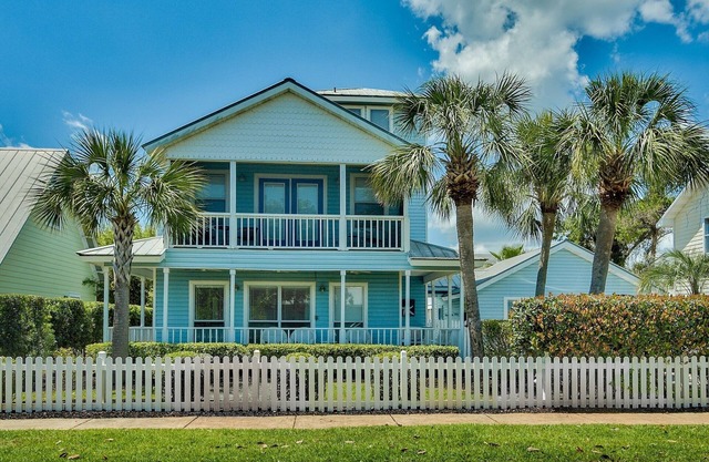 FALL & HOLIDAYS Available! 5 bdrm, 4 bath - Private Pool, Lounge&Dining Area