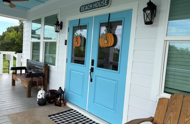 Fall is the best beach time. Walk to restaurants and shops. Pets welcome.