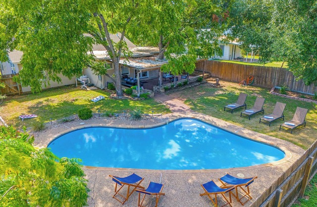 Fall Sale! Pool, Pets, Near DT, Quiet, Games!