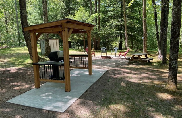 Falling Leaf Retreat Creek Frontage! Privacy! Near Trails, Big Manistee River