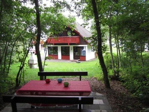 Familienfreundliches Ruhiges Ferienhaus in Feriendorf Silbersee mit Offenem Kamin