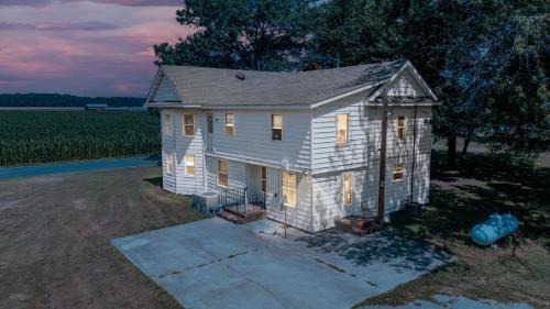 Family 5BR Home – Pets OK Big Yard Grill