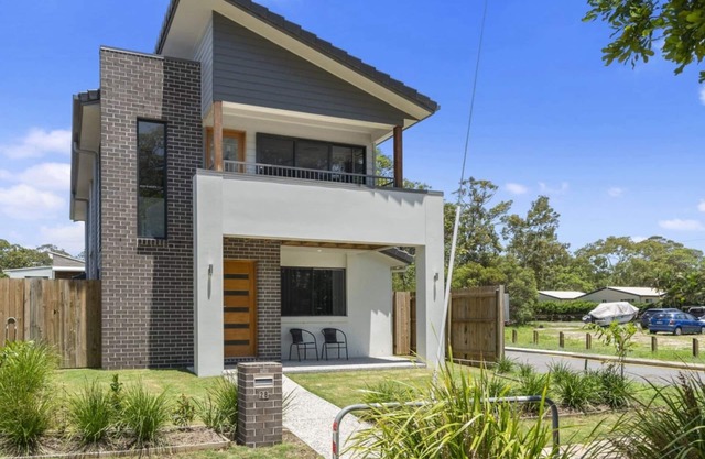 FAMILY BEACH HOLIDAY HOUSE