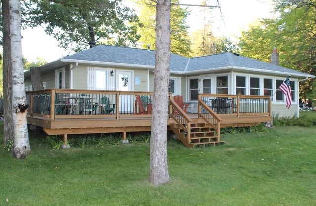 Family Cabin on Beautiful Bay Lake-RELAX-Large Lakeside Deck, Yard, Private Dock