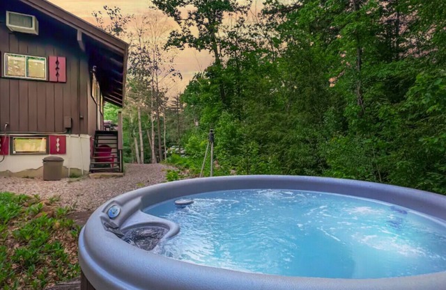 Family Chalet Near Story Land | Private Hot Tub!