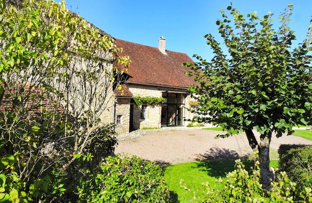 Family cottage for 5 people with large garden, barbecue and play area!