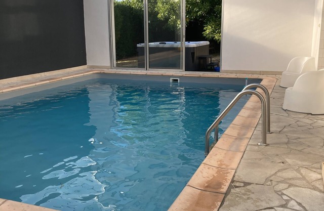 Family cottage with private spa & heated pool