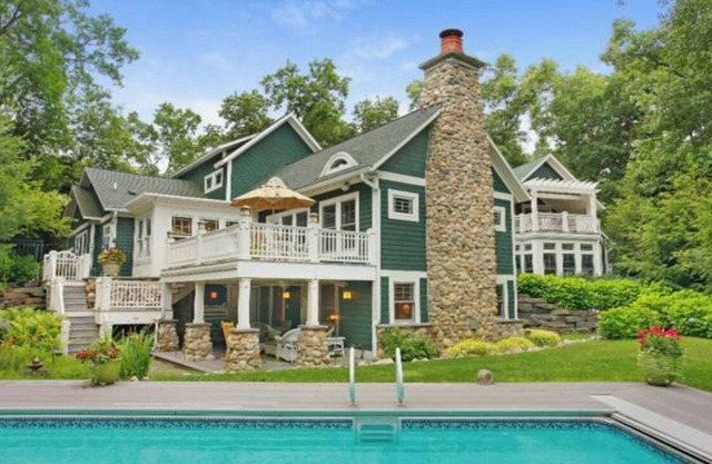 Family Estate/heated pool/hot tub/workout room/short walk to playground & beach
