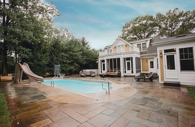 Family Estate/heated pool/short walk to beach/playground/golf/basketball/tennis