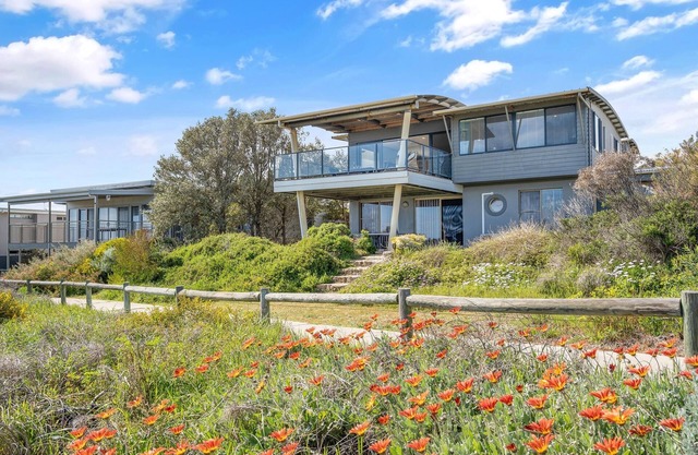 Family friendly beach house - kangaroos nearby, see dolphins from the deck.