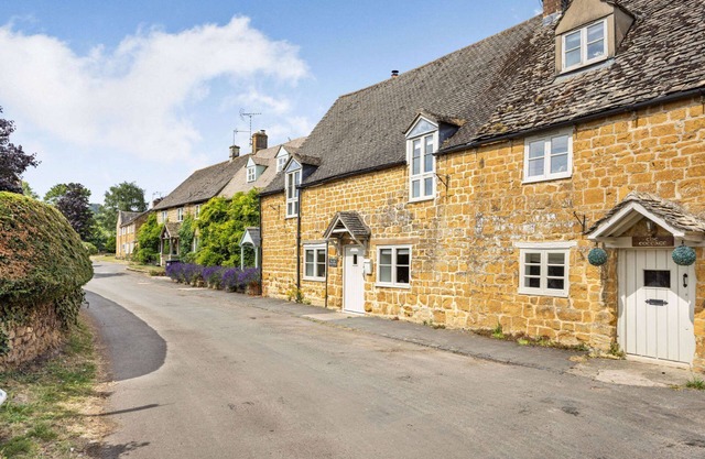 Family friendly period holiday cottage in the Cotswolds - The Old Post Office