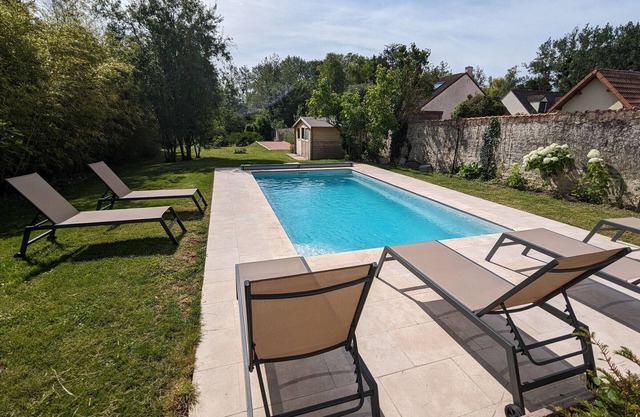 Family-Friendly Getaway: Heated Pool, Garden, Near Fontainebleau & Paris