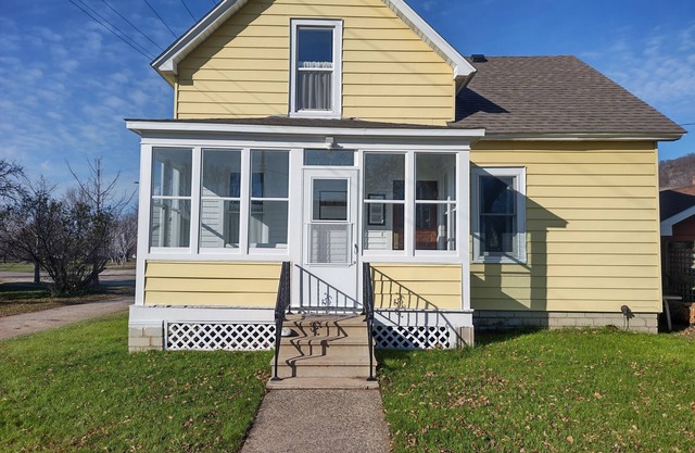 Family-Friendly 3-bedroom house, Firepit, Clawfoot Tub, Local Attractions