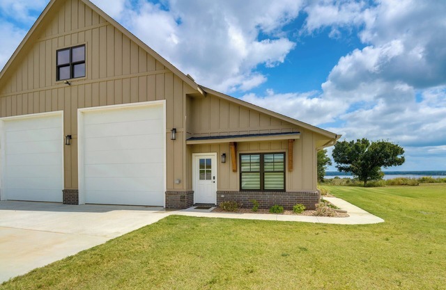 Family-Friendly Apt w/Lake Views in Ponca City!