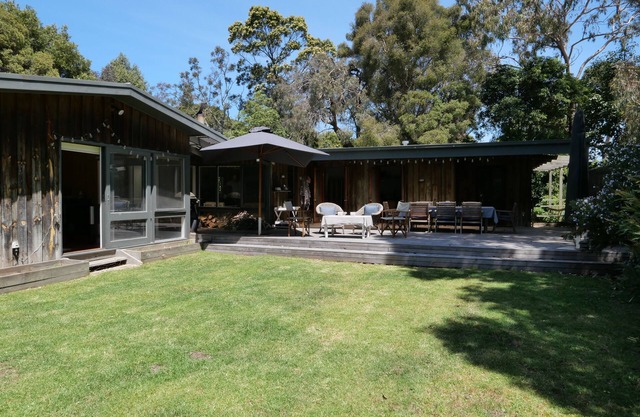 Family friendly beach house 5 mins walk from beach & yacht club.