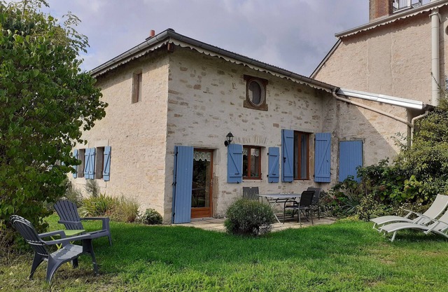 Family-friendly cottage with garden, wifi, baby gear, pet-friendly