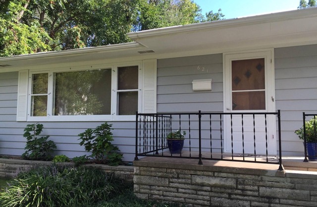 Family friendly, close to downtown and restaurants , quiet neighborhood
