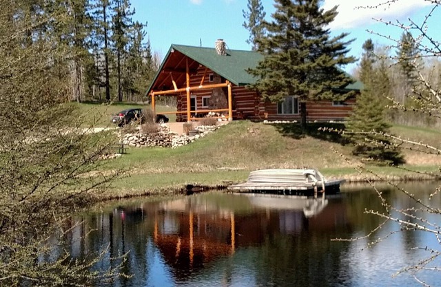 Family friendly comfy log lodge and pond.