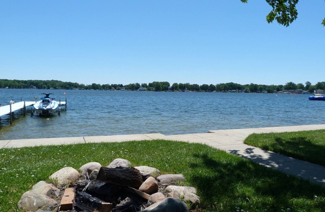 Family-friendly Comfortable Lakefront Cottage on beautiful Lake George