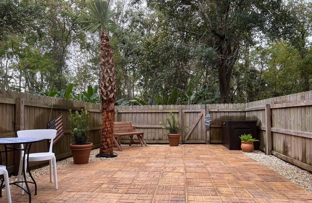 Family Friendly Condo minutes to beach w/large pool and private outdoor space.