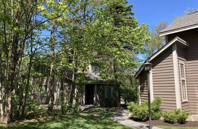 Family Friendly Condo Minutes to Pool, Free Parking, Contact Free!