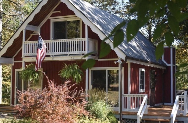 Family friendly, cozy chalet minutes from Shawnee Mt. and Bushkill Falls