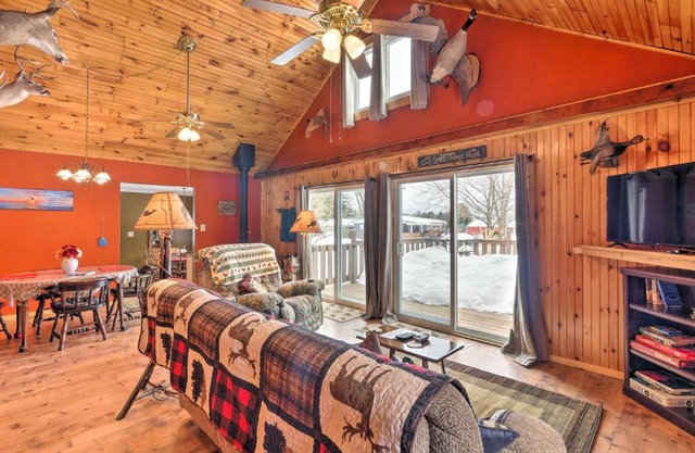Family-Friendly Espyville Cottage Near Lake!