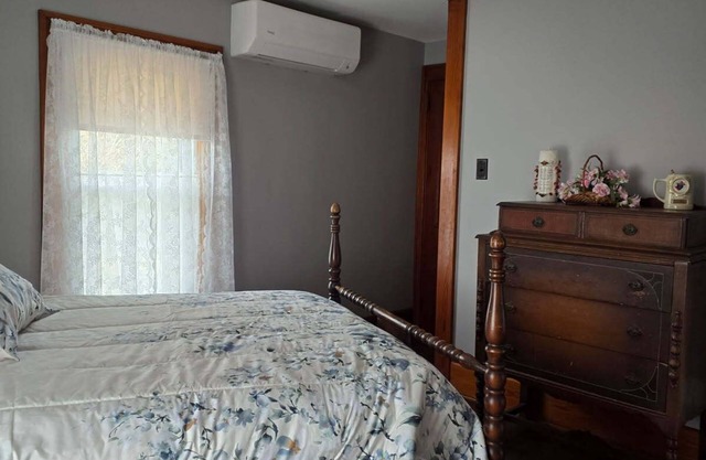 Family-friendly farmhouse property, rural setting, 10 minutes from Tiffin, OH.