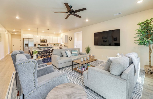 Family-Friendly Florence Home: 3 Mi to the Coast!