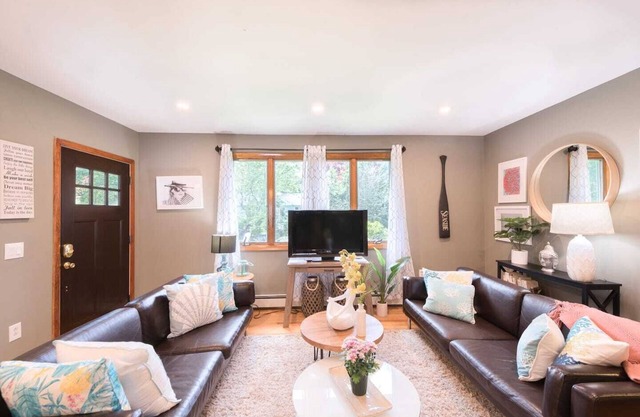 Family-friendly fun; fantastic outdoor seating and deck area with gas grill, outdoor showers
