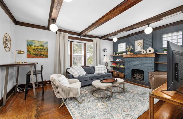 Family Friendly Home - Fenced yard - Parking