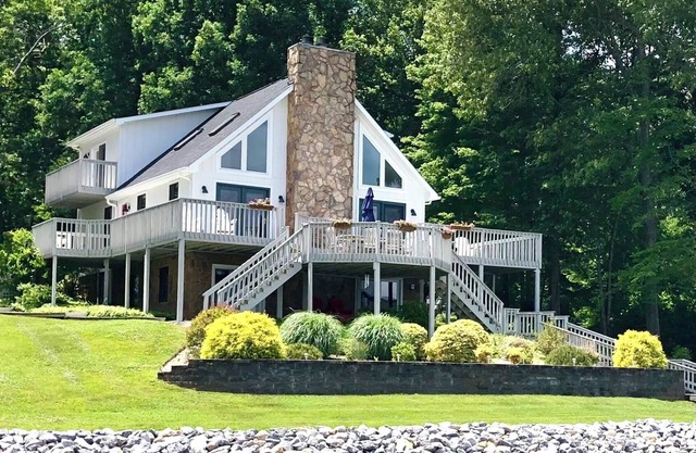 Family-friendly/Huge Dock/No Wake Cove/Kayaks/Mountain View/Fire Pit/WiFi/Games