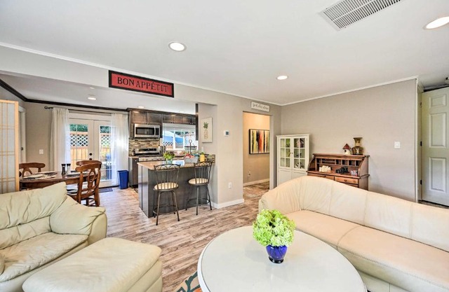 Family-Friendly Kirkland Home about 1 Mi to Downtown
