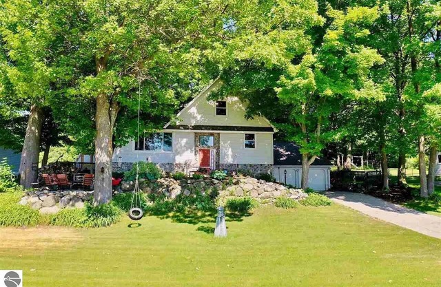 Family-Friendly Lakeside Getaway in the Heart of Traverse City!