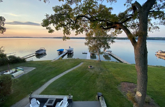 Family Friendly Lakehouse - Directly on the lake with spacious pier