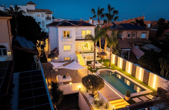 FAMILY FRIENDLY RENTAL IN LUXURY AREA WITH BBQ & PRIVATE HEATED SWIMMING POOL