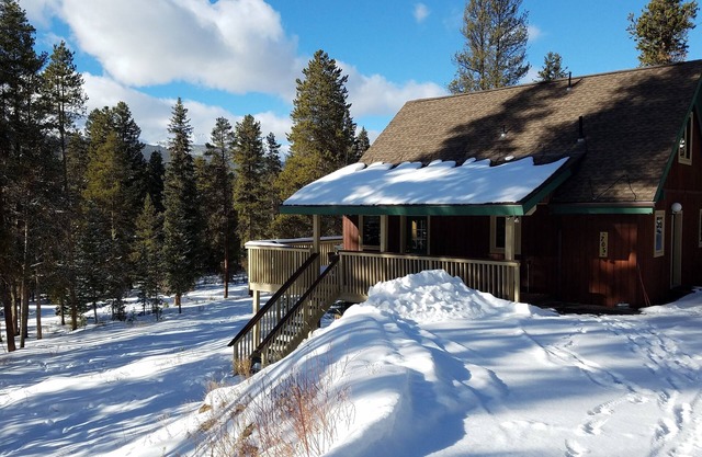Family-friendly ski vacation home, 5 minutes from Main Street and Gondola