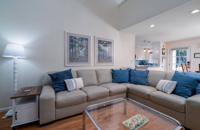 Family-Friendly 3BR Tarpon Pond Cottage! Amenity Cards! Close to Beach/Pools