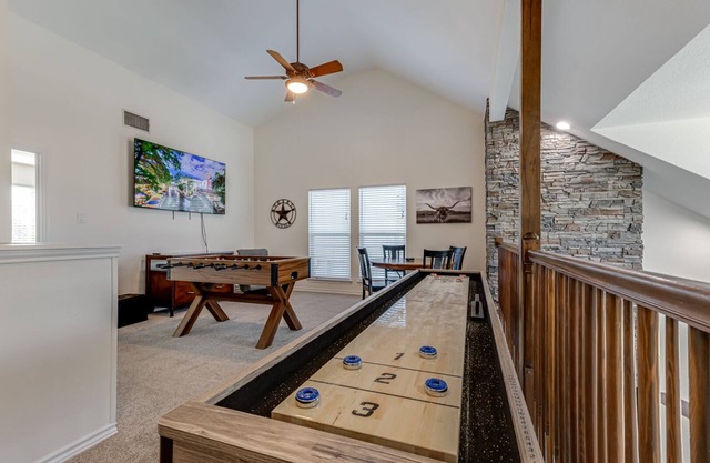 Family Fun near SixFlags & SeaWorld GameRoom YardGames HotTub 3 KING Beds CLEAN!