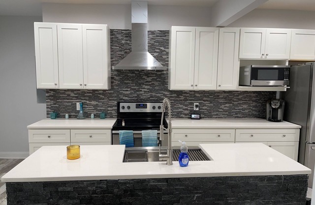 Family Getaway- Beautiful & spacious 4 Bdrm Historic Home with a modern touch!